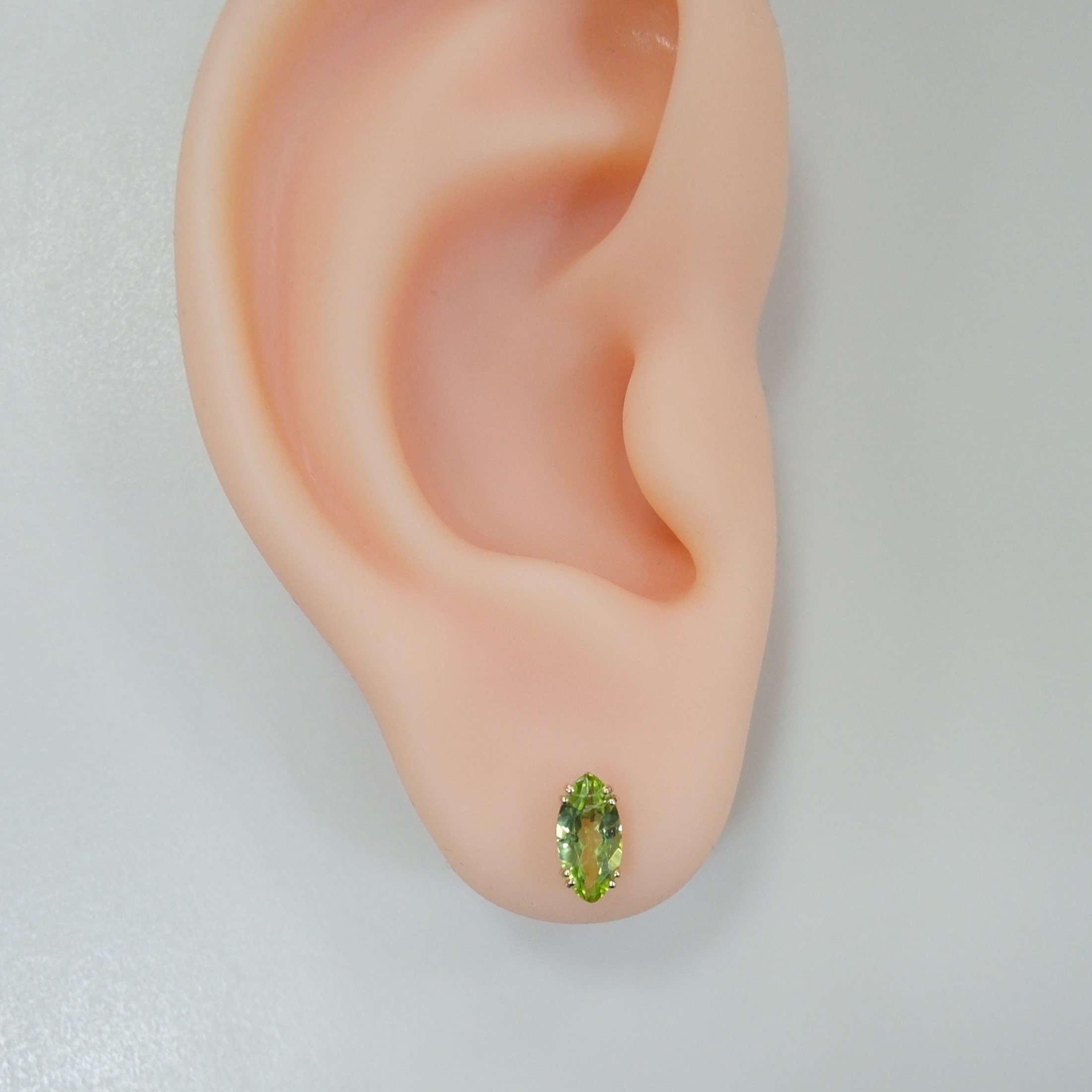 Серебряные серьги-пусеты с хризолитами